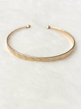 5/$15 🩷 MUST BUNDLE Gold Engraved Open Cuff Heart Bracelet